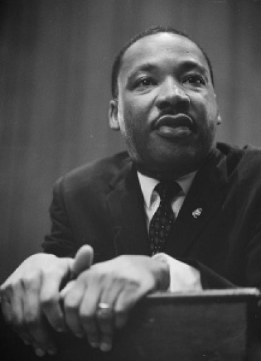 434pxmartinlutherking1964leaningonalectern_300_01