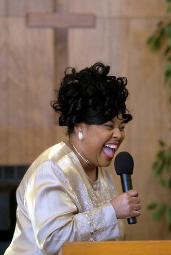 RNS WOMAN PASTOR