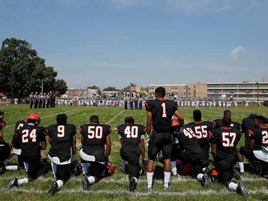 web - RNS-FOOTBALL-KNEEL