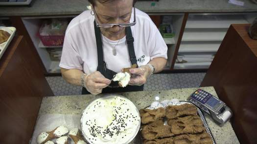 Isgro Pastries stuffing cannoli