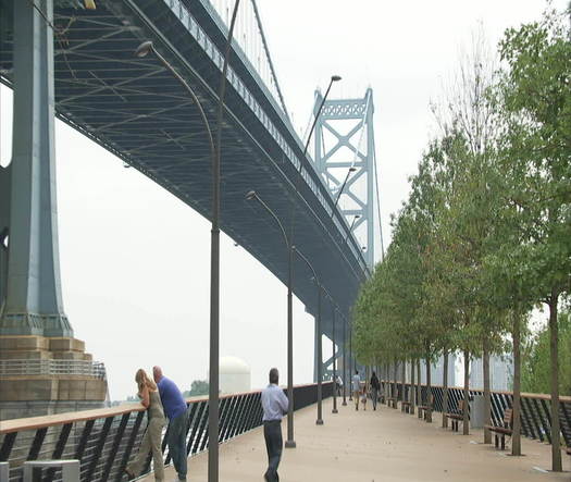 Race Street Pier family walking pan up to Benjamin Franklin Bridge