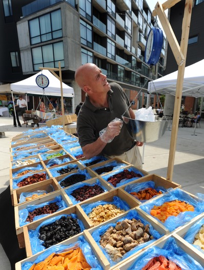 Farmers' Market, Piazza at Schmidts