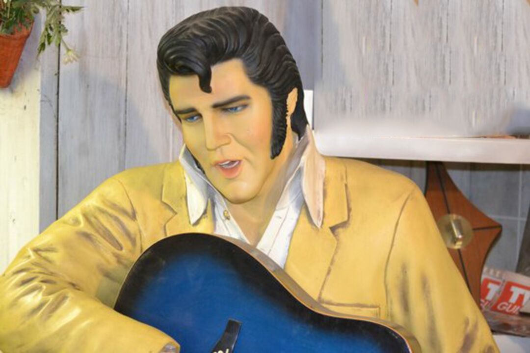 Boyett's Citrus Attraction Elvis Statue with Guitar