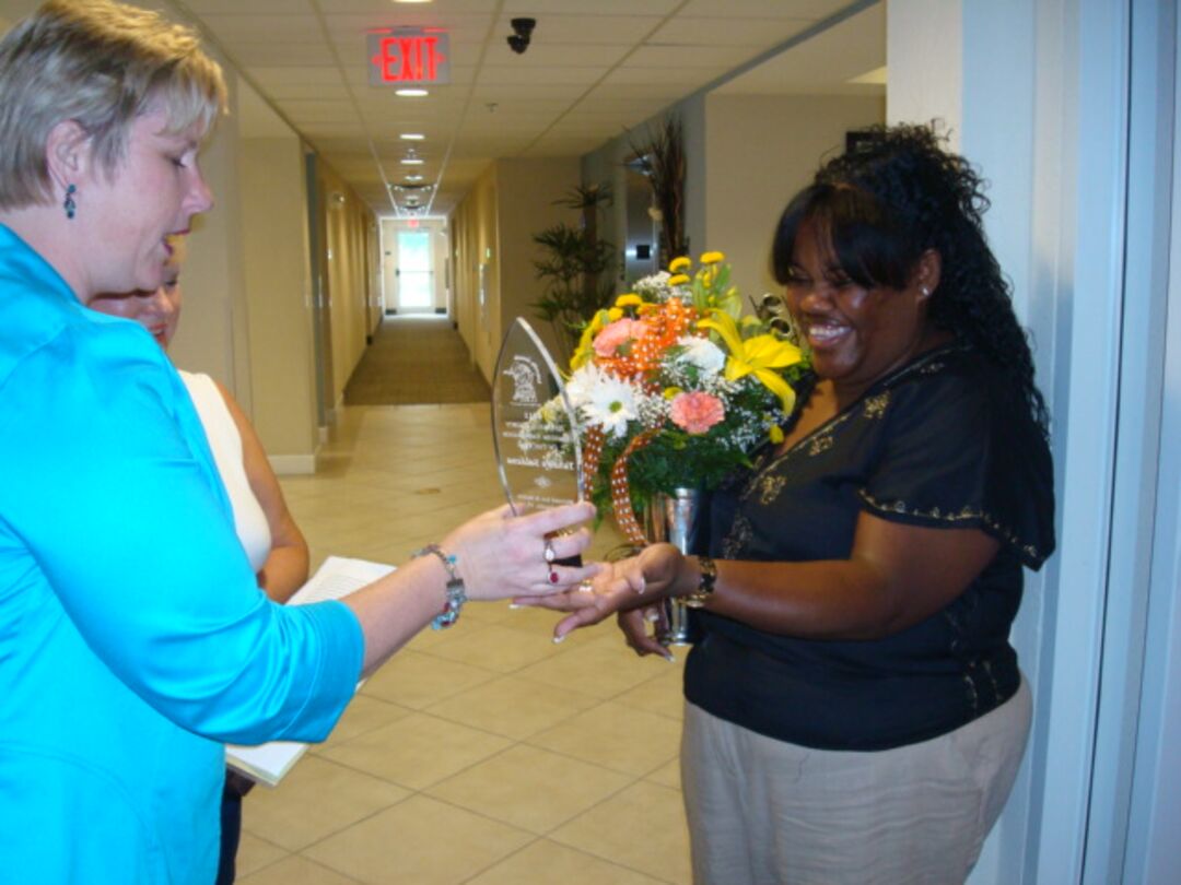 Tammy presenting award to Yahaira Saldana