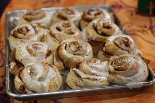 Cinn Rolls_Schnepf Farms_Stephanie Forrer