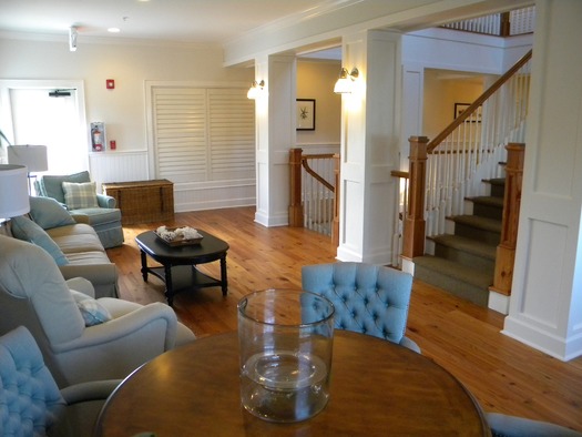 Mainsail Beach Inn