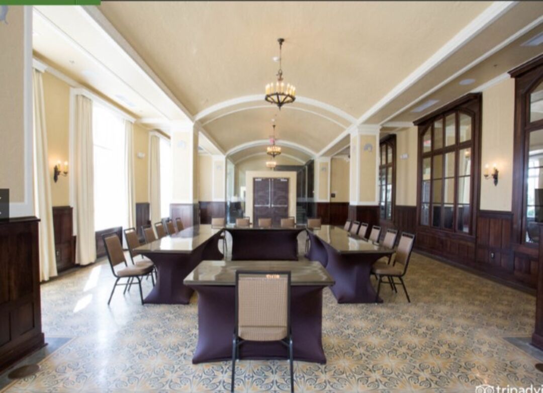 Hampton Inn  Colonnade1