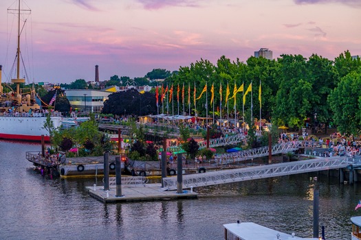 Spruce Street Harbor Park