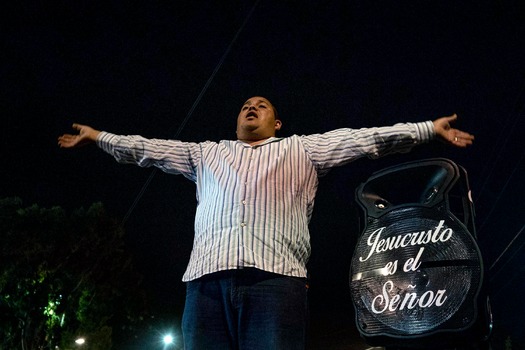Civil society and religious groups support migrant caravan of Central Americans