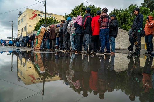 Civil society and religious groups support migrant caravan of Central Americans