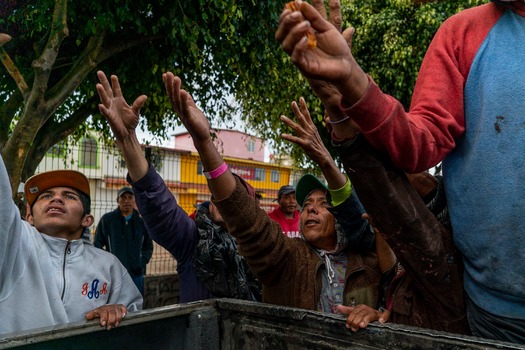 Civil society and religious groups support migrant caravan of Central Americans