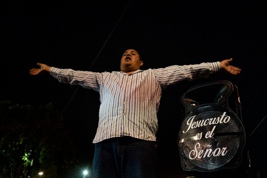 Civil society and religious groups support migrant caravan of Central Americans