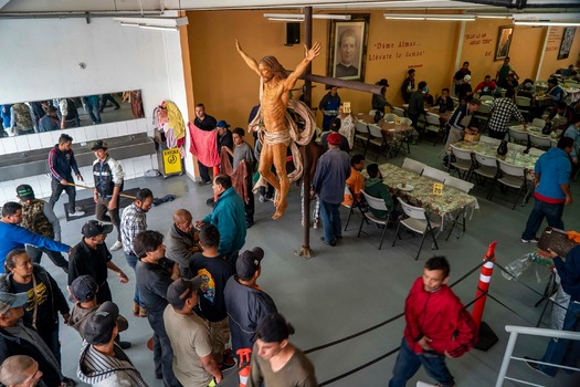 Civil society and religious groups support migrant caravan of Central Americans