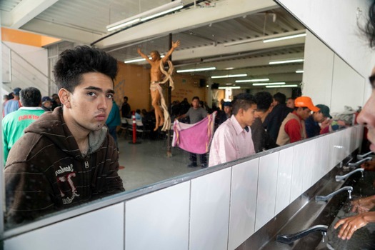 Civil society and religious groups support migrant caravan of Central Americans
