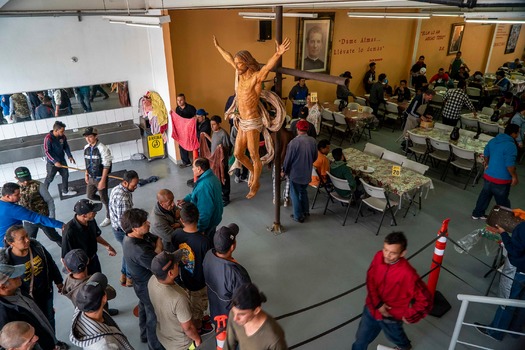 Civil society and religious groups support migrant caravan of Central Americans