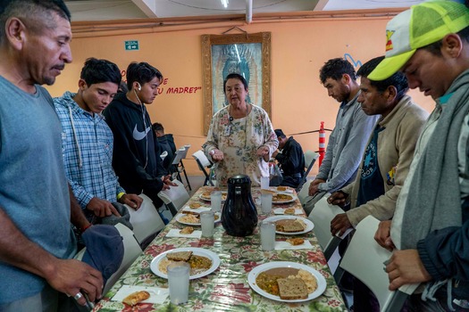 Civil society and religious groups support migrant caravan of Central Americans