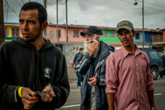 Civil society and religious groups support migrant caravan of Central Americans