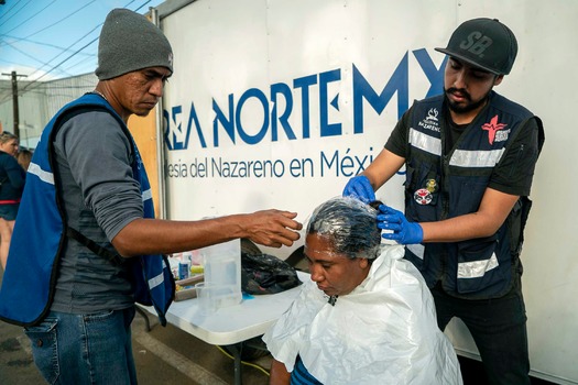 Civil society and religious groups support migrant caravan of Central Americans