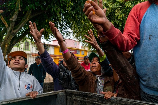 Civil society and religious groups support migrant caravan of Central Americans