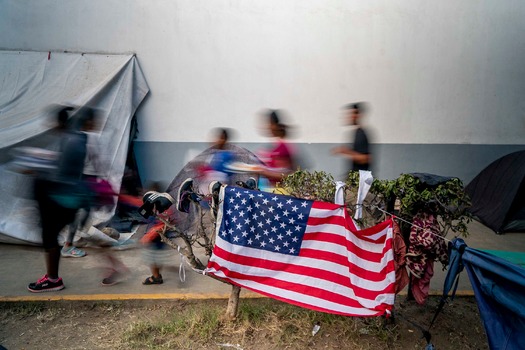 Civil society and religious groups support migrant caravan of Central Americans