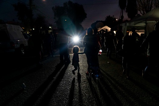 Civil society and religious groups support migrant caravan of Central Americans
