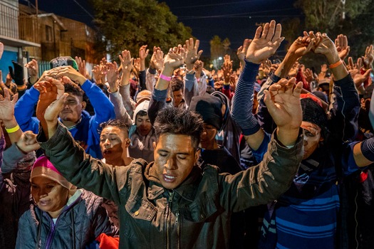 Civil society and religious groups support migrant caravan of Central Americans