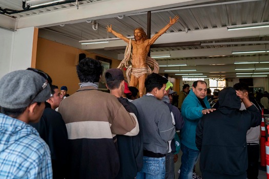 Civil society and religious groups support migrant caravan of Central Americans
