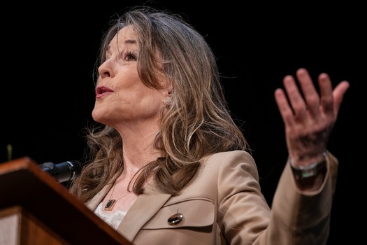 Marianne Williamson campaigns in Fairfield, Iowa