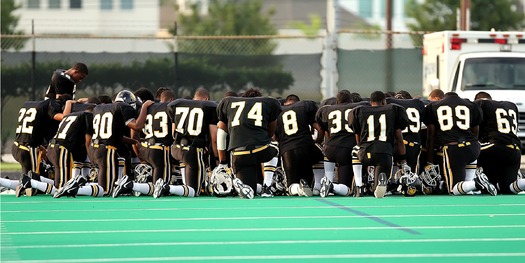 RNS-football-team-praying 040119