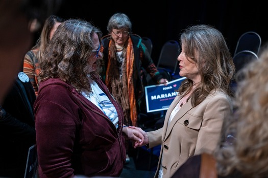 Marianne Williamson campaigns in Fairfield, Iowa