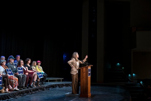 Marianne Williamson campaigns in Fairfield, Iowa