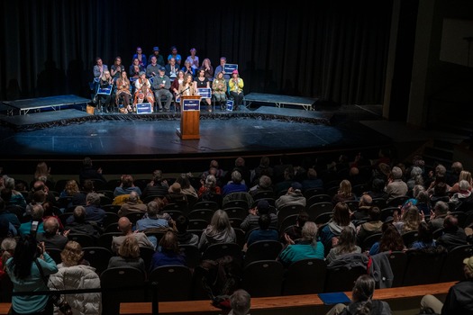 Marianne Williamson campaigns in Fairfield, Iowa