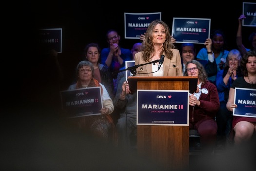 Marianne Williamson campaigns in Fairfield, Iowa