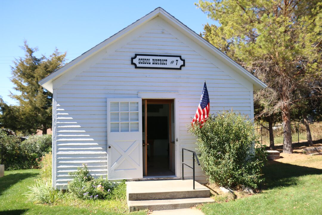 Mansion on the Hill schoolhouse