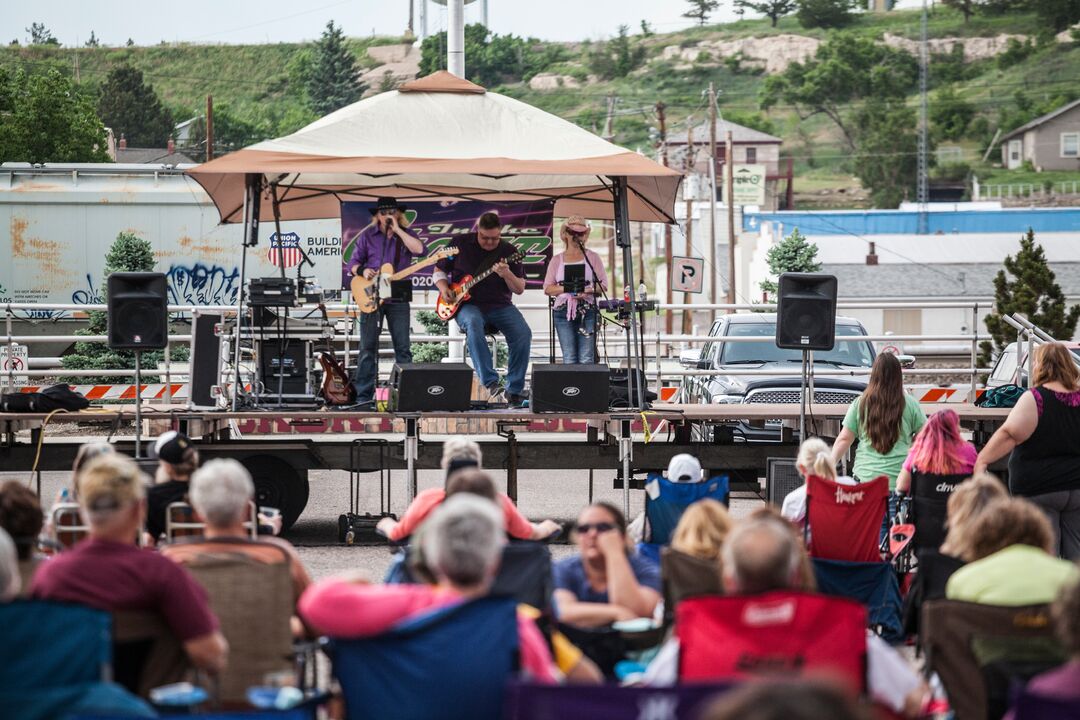 Downtown Sounds
The Groove Duo
Crowd