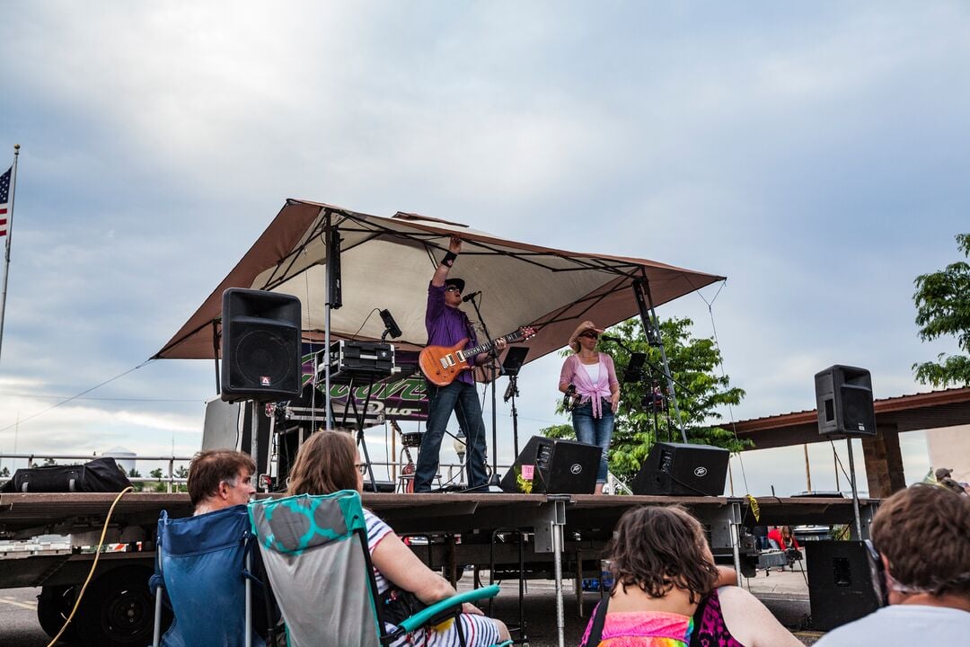 Downtown Sounds
The Groove Duo
Crowd