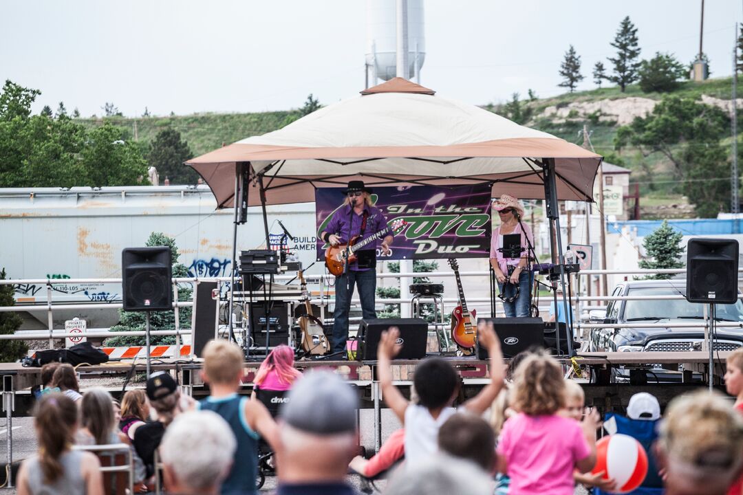 Downtown Sounds
The Groove Duo
Crowd