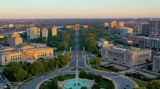 Ben Franklin Parkway facing PMA