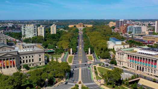 Ben Franklin Parkway facing PMA