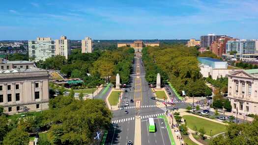 Ben Franklin Parkway facing PMA