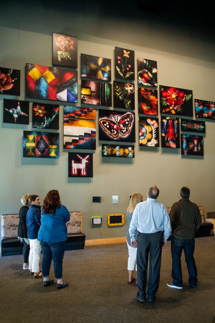 Tamastslikt visitors at art wall