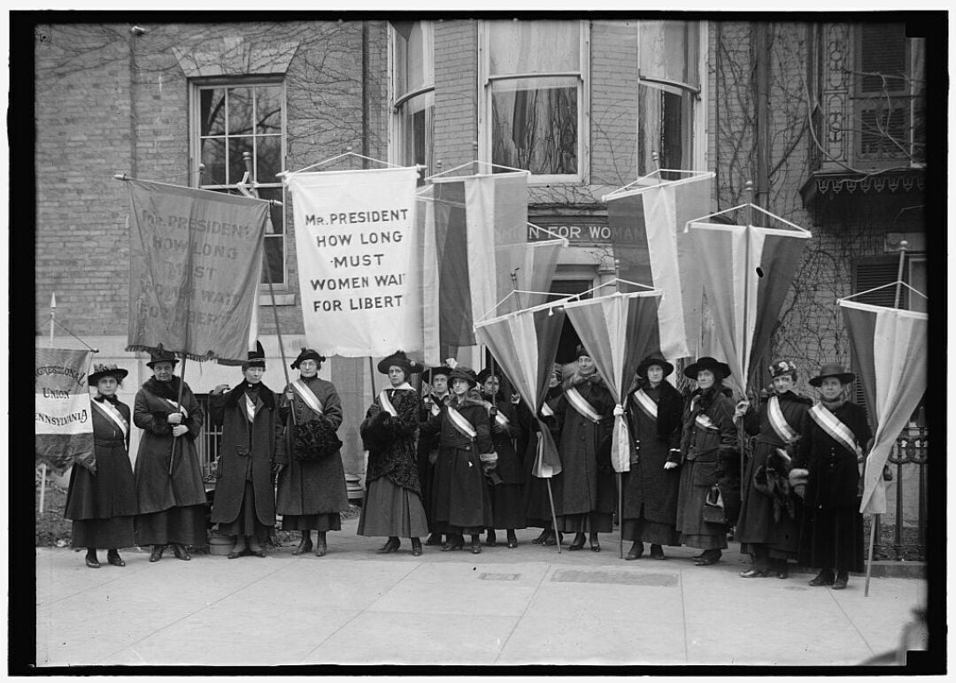 Woman Suffrage. Phila Grp at HQ. 1917 Harris & Ewing