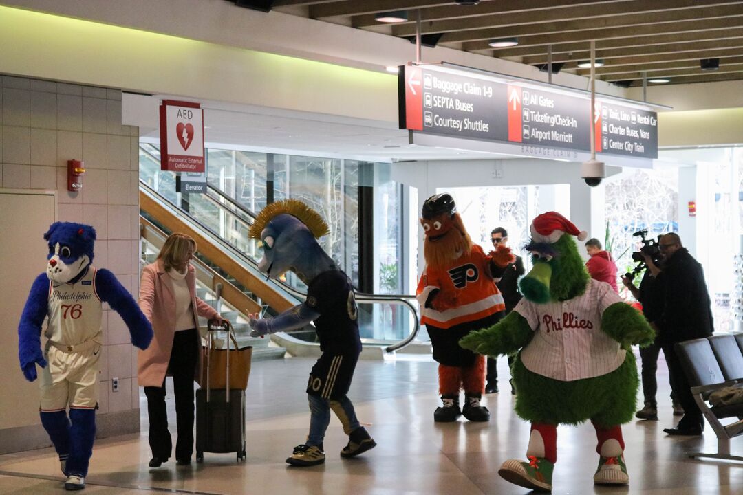 Mascot Holiday_PHL