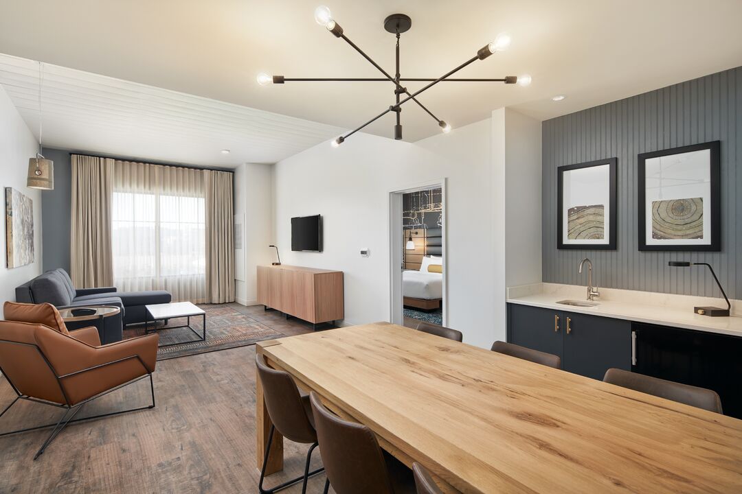 tlhct-hotelindigo-tallahasseefl-ada king suite-kwtn-302-3