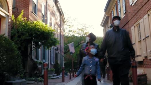 Family walking Elfreth's Alley1