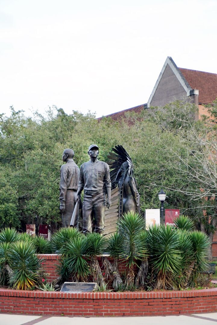 Integration Statue Fred Flowers