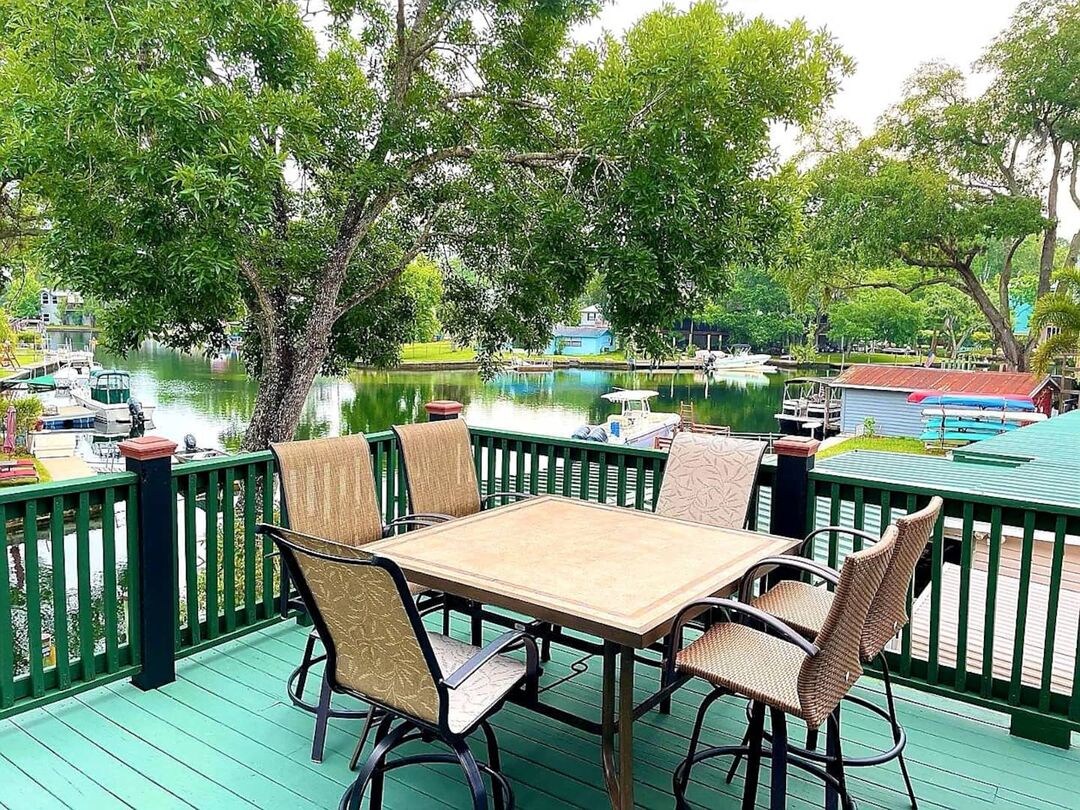 deck with dining table