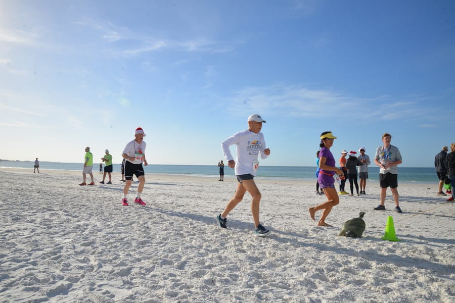 20181207_SandyClawsBeachRun_101_SD (1)