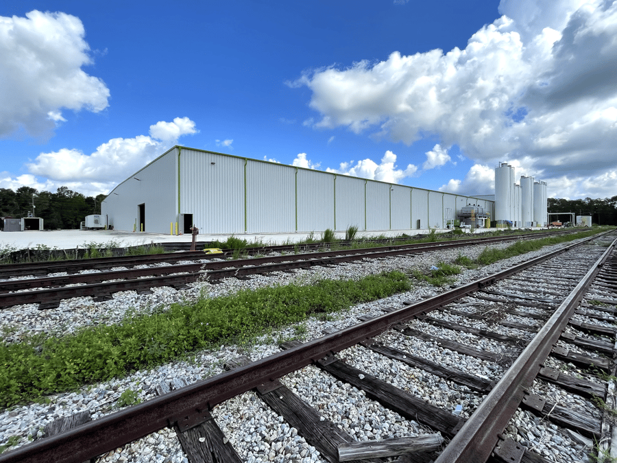 Barrette Outdoor Living tracks foreground 1