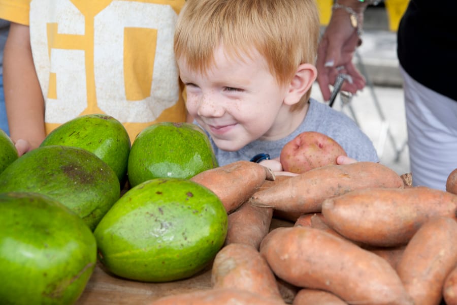 Farmers_market_boy_08.25.12_v1